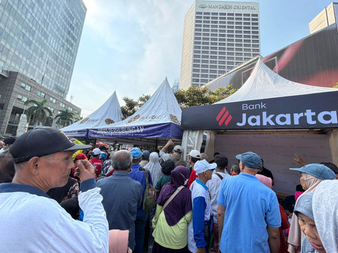 Kondisi antrean warga lanjut usia yang hendak mendaftarkan diri demi mendapat Kartu Layanan Gratis untuk naik angkutan umum di area CFD, Bundaran HI, Jakarta Pusat pada Minggu (2/11/2025). Foto: Amira Nada Fauziyyah/kumparan