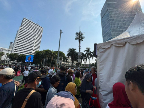 Kondisi antrean warga lanjut usia yang hendak mendaftarkan diri demi mendapat Kartu Layanan Gratis untuk naik angkutan umum di area CFD, Bundaran HI, Jakarta Pusat pada Minggu (2/11/2025). Foto: Amira Nada Fauziyyah/kumparan