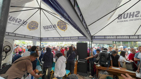 Kondisi antrean warga lanjut usia yang hendak mendaftarkan diri demi mendapat Kartu Layanan Gratis untuk naik angkutan umum di area CFD, Bundaran HI, Jakarta Pusat pada Minggu (2/11/2025). Foto: Amira Nada Fauziyyah/kumparan