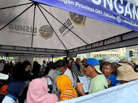 Kondisi antrean warga lanjut usia yang hendak mendaftarkan diri demi mendapat Kartu Layanan Gratis untuk naik angkutan umum di area CFD, Bundaran HI, Jakarta Pusat pada Minggu (2/11/2025). Foto: Amira Nada Fauziyyah/kumparan