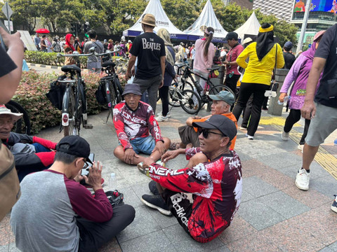 Kondisi warga yang hingga pukul 09.00 masih menunggu pemanggilan foto diri untuk Kartu Layanan Gratis di area CFD, Bundaran HI, Jakarta Pusat, Minggu (2/11/2025). Foto: Amira Nada Fauziyyah/kumparan