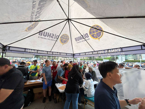 Area pendataan dokumen di tenda pendaftaran Kartu Layanan Gratis milik Dinas Perhubungan DKI Jakarta di area CFD, Bundaran HI, Jakarta Pusat pada Minggu (2/11/2025). Foto: Amira Nada Fauziyyah/kumparan
