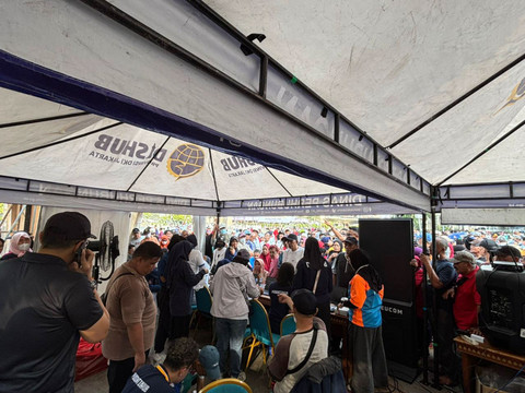 Area foto di tenda pendaftaran Kartu Layanan Gratis milik Dinas Perhubungan DKI Jakarta di area CFD, Bundaran HI, Jakarta Pusat pada Minggu (2/11/2025). Foto: Amira Nada Fauziyyah/kumparan