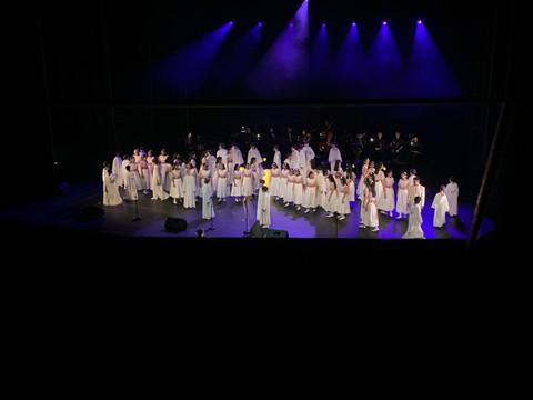 Paduan suara bocah laki-laki asal London Selatan, Libera, sukses menggelar konser perdana di JiExpo Kemayoran, Jakarta Pusat, Sabtu (1/11/2025). Foto: Vincentius Mario/kumparan