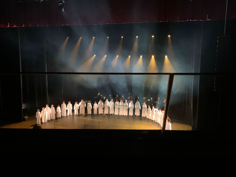 Paduan suara bocah laki-laki asal London Selatan, Libera, sukses menggelar konser perdana di JiExpo Kemayoran, Jakarta Pusat, Sabtu (1/11/2025). Foto: Vincentius Mario/kumparan