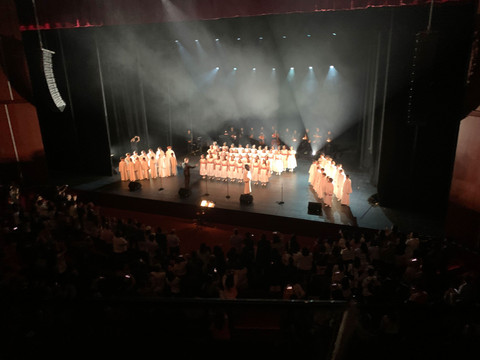 Paduan suara bocah laki-laki asal London Selatan, Libera, sukses menggelar konser perdana di JiExpo Kemayoran, Jakarta Pusat, Sabtu (1/11/2025). Foto: Vincentius Mario/kumparan