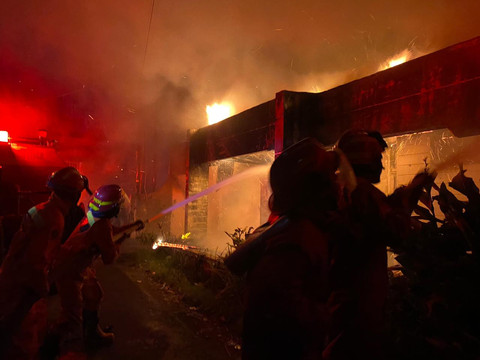 Proses Pemadaman rumah penyimpanan barang ronsok | Foto : Damkar Bandar Lampung