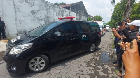 Ambulan pembawa Jenazah Raja Keraton Surakarta Pakubuwono (PB) XIII tiba di kediaman Sasono Putro Keraton Kasunanan Surakarta Hadiningrat, Minggu (2/11/2025). Foto: kumparan