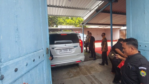 Ambulan pembawa Jenazah Raja Keraton Surakarta Pakubuwono (PB) XIII tiba di kediaman Sasono Putro Keraton Kasunanan Surakarta Hadiningrat, Minggu (2/11/2025). Foto: kumparan