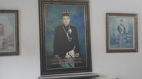 Jenazah Raja Keraton Surakarta Pakubuwono (PB) XIII tiba di kediaman Sasono Putro Keraton Kasunanan Surakarta Hadiningrat, Minggu (2/11/2025). Foto: kumparan