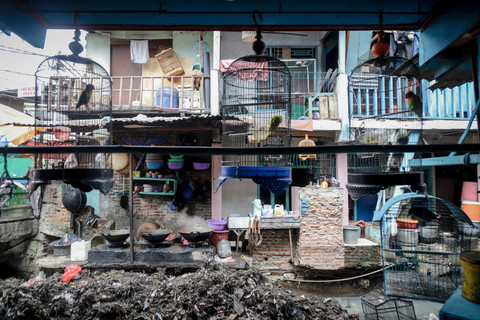 Pemukiman padat di kawasan Tanah Abang, Jakarta Pusat, tampak kumuh pada Minggu (2/11/2025). Foto: Jamal Ramadhan/kumparan