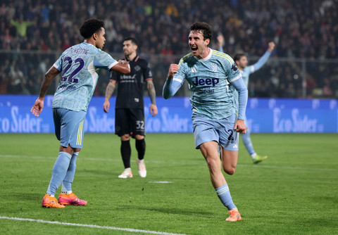 Andrea Cambiaso dari Juventus merayakan gol kedua mereka bersama Weston Mkennie pada pertandingan Liga Italia antara Cremonese vs Juventus di Stadio Giovanni Zini, Cremona, Italia, Minggu (2/11/2025) dini hari WIB. Foto: Claudia Greco/REUTERS