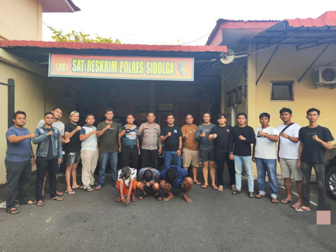 Polisi menunjukkan tiga tersangka yang aniaya pemuda hingga tewas di Masjid Agung Sibolga, Jumat (31/10/2025). Foto: Humas Polres Sibolga