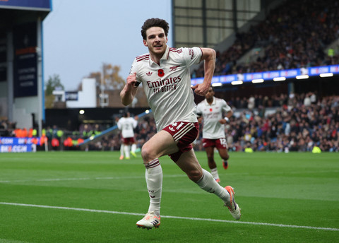 Declan Rice dari Arsenal merayakan gol kedua mereka pada pertandingan Liga Inggris antara Burnley vs Arsenal di Turf Moor, Burnley, Inggris, Sabtu (1/11/2025). Foto: Scott Heppell/REUTERS