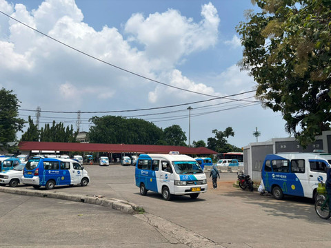 19 mikrotrans rute JAK41 yang terparkir di Terminal Pulo Gadung, Jakarta Timur imbas pengalihan jalan yang dilakukan sopir angkot M02 pada Minggu (2/11/2025). Foto: Amira Nada Fauziyyah/kumparan