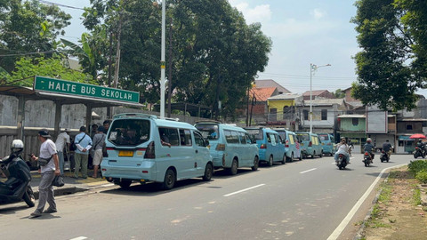 Angkot M02 yang terparkir di Jalan Persahabatan Raya, Jakarta Timur pada Minggu (2/11/2025). Foto: Amira Nada Fauziyyah/kumparan