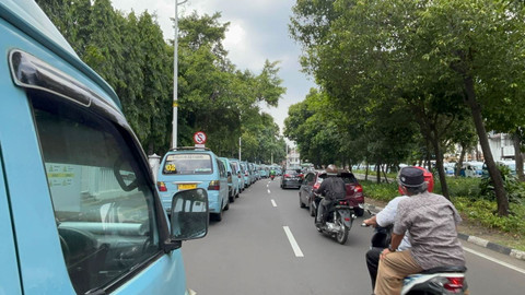 Angkot M02 yang terparkir di Jalan Persahabatan Raya, Jakarta Timur pada Minggu (2/11/2025). Foto: Amira Nada Fauziyyah/kumparan