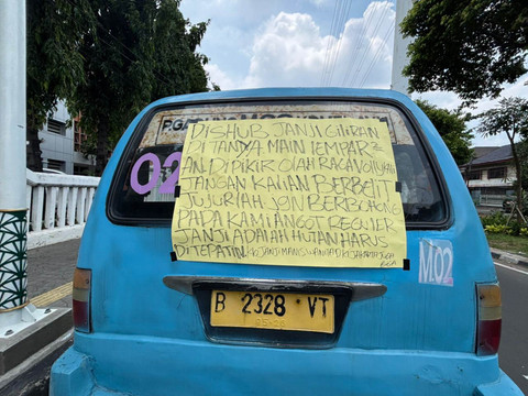 Angkot M02 yang terparkir di Jalan Persahabatan Raya, Jakarta Timur pada Minggu (2/11/2025). Foto: Amira Nada Fauziyyah/kumparan