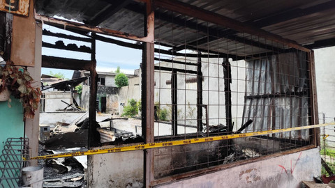 Puing-puing kebakaran 4 rumah di Jalan Polonia, Medan, Minggu (2/11/2025). Foto: Amar Marpaung/kumparan