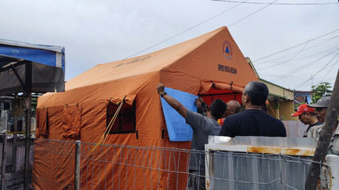 Puing-puing kebakaran 4 rumah di Jalan Polonia, Medan, Minggu (2/11/2025). Foto: Amar Marpaung/kumparan