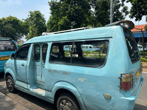 Angkot dan mikrotrans yang terparkir di Jalan Wisma Jaya, Jakarta Timur pada Minggu (2/11/2025). Foto: Amira Nada Fauziyyah/kumparan