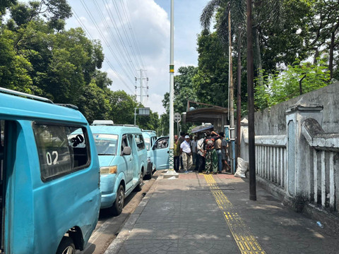 Sopir angkot M02 di Jalan Persahabatan Raya, Jakarta Timur pada Minggu (2/11/2025). Foto: Amira Nada Fauziyyah/kumparan