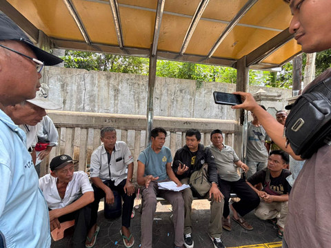 Sopir angkot M02 di Jalan Persahabatan Raya, Jakarta Timur pada Minggu (2/11/2025). Foto: Amira Nada Fauziyyah/kumparan