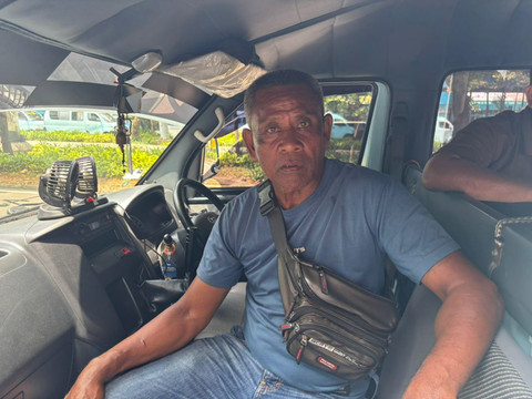 Sutrisno (61), sopir angkot M02 di Jalan Persahabatan Raya, Jakarta Timur pada Minggu (2/11/2025). Foto: Amira Nada Fauziyyah/kumparan