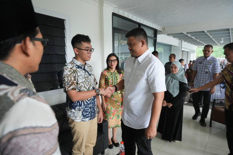 Gubernur Sumatera Utara Bobby Nasution saat menemui siswa asal Sumut yang akan berlaga di olimpiade internasional di Rusia. Foto: Dok. Istimewa