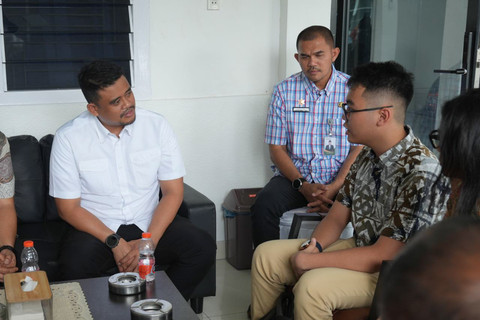 Gubernur Sumatera Utara Bobby Nasution saat menemui siswa asal Sumut yang akan berlaga di olimpiade internasional di Rusia. Foto: Dok. Istimewa