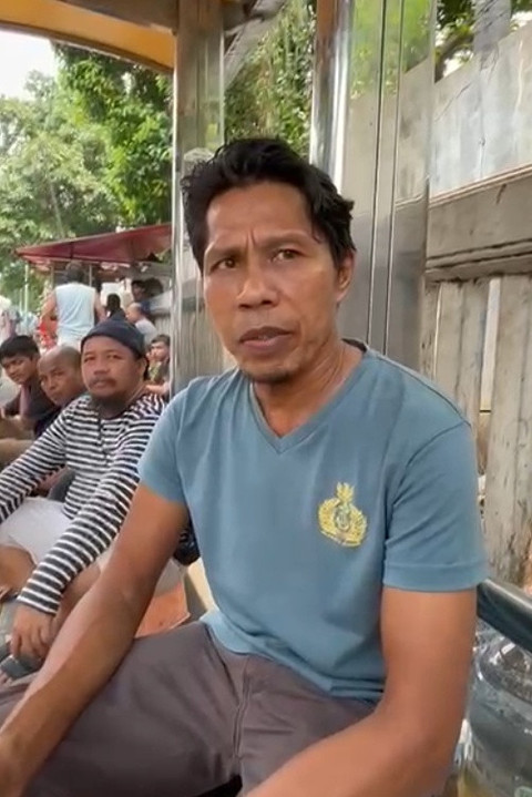 Ilham, perwakilan Persatuan Pemilik dan Sopir Mikrolet M02 di Jalan Persahabatan Raya, Jakarta Timur pada Minggu (2/11/2025). Foto: Amira Nada Fauziyyah/kumparan