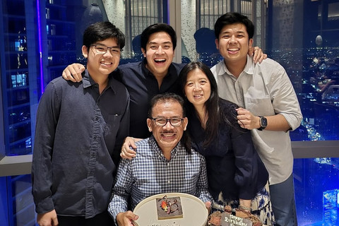 Jerome Polin bersama keluarganya. Foto: Instagram/@jeromepolin