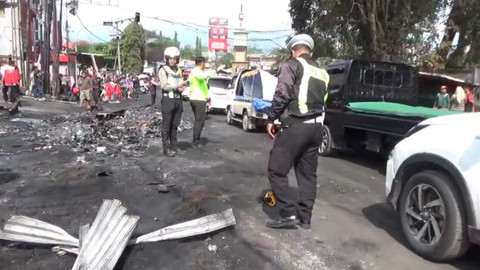 Kondisi terkini truk tangki BBM yang terbakar di Jalan Perintis Kemerdekaan, Jebrod, Kecamatan Cilaku, Kabupaten Cianjur, Jawa Barat, Minggu (2/11/2025). Foto: kumparan