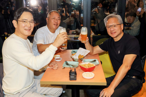 CEO Nvidia Jensen Huang, Chairman Samsung Electronics Jay Y. Lee, dan Chairman Hyundai Motor Group Euisun Chung bersulang di sebuah restoran ayam goreng di Seoul, Korea Selatan , Kamis (30/10/2025). Foto: Yonhap/via REUTERS 