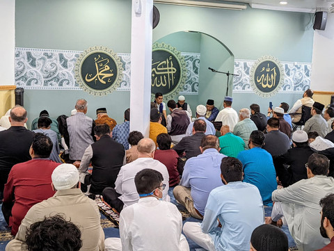 Jamaah mendengarkan ceramah setelah Salat Idul Fitri. Sumber: Dokumen Pribadi