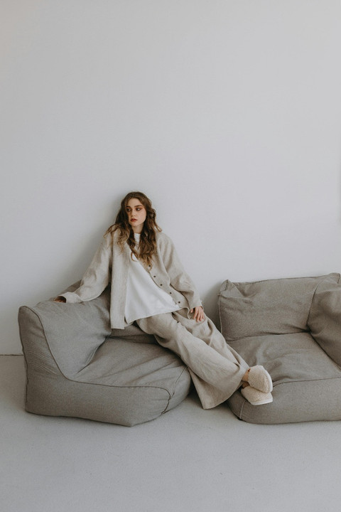 Ilustrasi celana beige oversized. Foto: Alina Matveycheva/Pexels