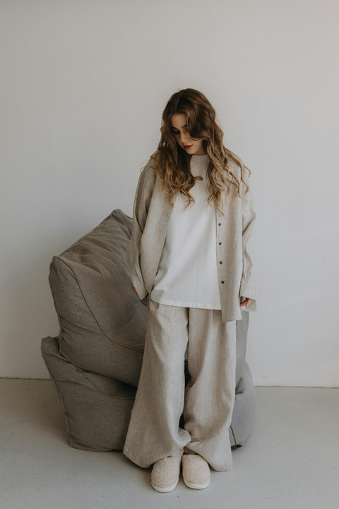 Ilustrasi celana beige oversized. Foto: Alina Matveycheva/Pexels