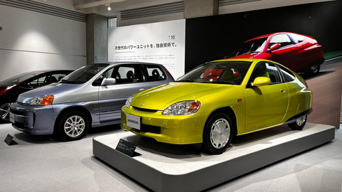 Mobil hybrid dan fuel cell pertama Honda Insight serta FCX. Foto: Aditya Pratama Niagara/kumparan