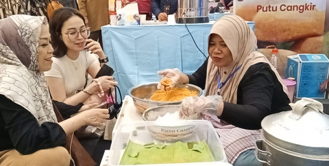 Santi mengenalkan putu cangkir kepada warga Surabaya.