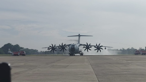 Pesawat Airbus A400M dengan nomor A4001 milik TNI AU tiba di Base Ops Halim Perdanakusuma pada Senin (3/11/2025). Foto Luthfi Humam/kumparan