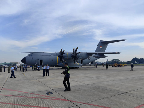 Pesawat Airbus A400M dengan nomor A4001 milik TNI AU tiba di Base Ops Halim Perdanakusuma pada Senin (3/11/2025). Foto: Luthfi Humam/kumparan