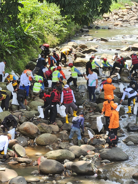 Kementerian Lingkungan Hidup,Pemerintah Kota Bogor, dan Pertamina bersama bersama lebih dari 100 anggota Komunitas Peduli Ciliwung dalam Aksi Bersih Sungai Ciliwung di kawasan Kebun Raya Bogor, Sabtu (1/11). Foto: Dok. Pertamina