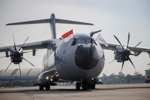 Pesawat Airbus A400M TNI AU tiba di Base Ops Halim Perdanakusuma, Jakarta Timur, Senin (3/11/2025). Foto: Jamal Ramadhan/kumparan