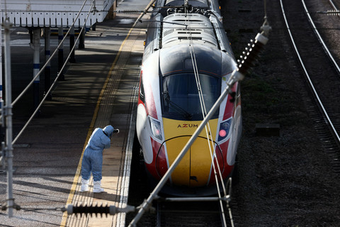 Seorang petugas forensik mengambil gambar kereta London North Eastern Railway (LNER) tempat serangkaian penusukan terjadi, di peron Stasiun Huntingdon, dekat Cambridge, Inggris, 2 November 2025. Foto: REUTERS/Jack Taylor/Pool