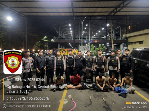 Enam remaja dan barang bukti senjata tajam yang akan digunakan untuk tawuran di Kemayoran diamankan. Foto: Dok. Polres Jakpus