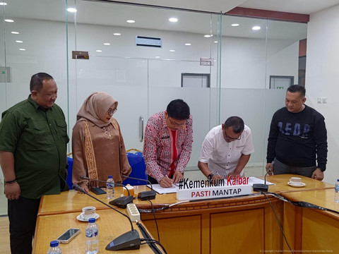 Penandatanganan Perjanjian Kerja Sama (PKS) antara Kanwil Kemenkum Kalbar dengan Media Online Hi!Pontianak. Foto: Dok. Kanwil Kemenkum Kalbar