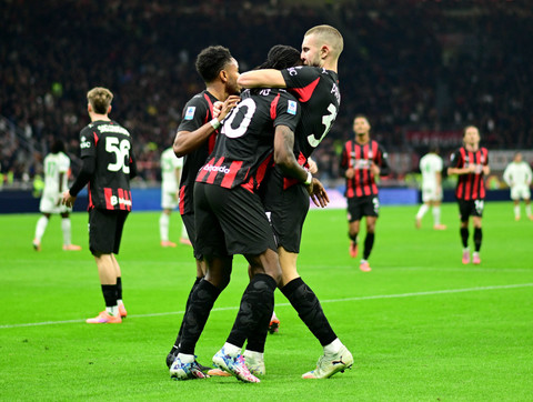Strahinja Pavlovic dari AC Milan merayakan gol pertamanya bersama Rafael Leao dari AC Milan dan Christopher Nkunku dari AC Milan pada pertandingan Liga Italia antara AC Milan vs AS Roma di San Siro, Milan, Italia, Senin (3/11/2025). Foto: Daniele Mascolo/REUTERS