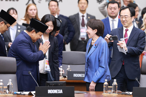 Presiden Indonesia Prabowo Subianto (kiri) menyambut Perdana Menteri Jepang Sanae Takaichi pada Pertemuan Pemimpin Ekonomi Kerja Sama Ekonomi Asia-Pasifik (APEC) di Gyeongju, Korea Selatan, Sabtu (1/11/2025). Foto: Yonhap via AP