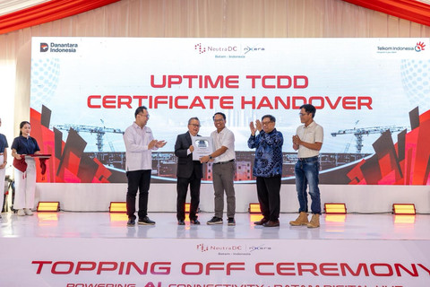 Penyerahan Sertifikat Uptime Institute Tier-3 Certification of Design Documents (TCDD) untuk fasilitas Hyperscale Data Center (HDC) NeutraDC-Nxera Batam yang berlangsung di Batam, pada Kamis, (30/10). Foto: dok. Telkom
