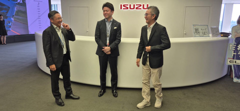 Kiri-kekanan : Masayasu Hideshima President Director PT Isuzu Astra Motor Indonesia, Makoto Goto General Manager Regional Management Office Isuzu Motors Limited, Anton Rusli Vice President Director Isuzu Astra Motor Indonesia. Foto: Angga Sukmawijaya/kumparan